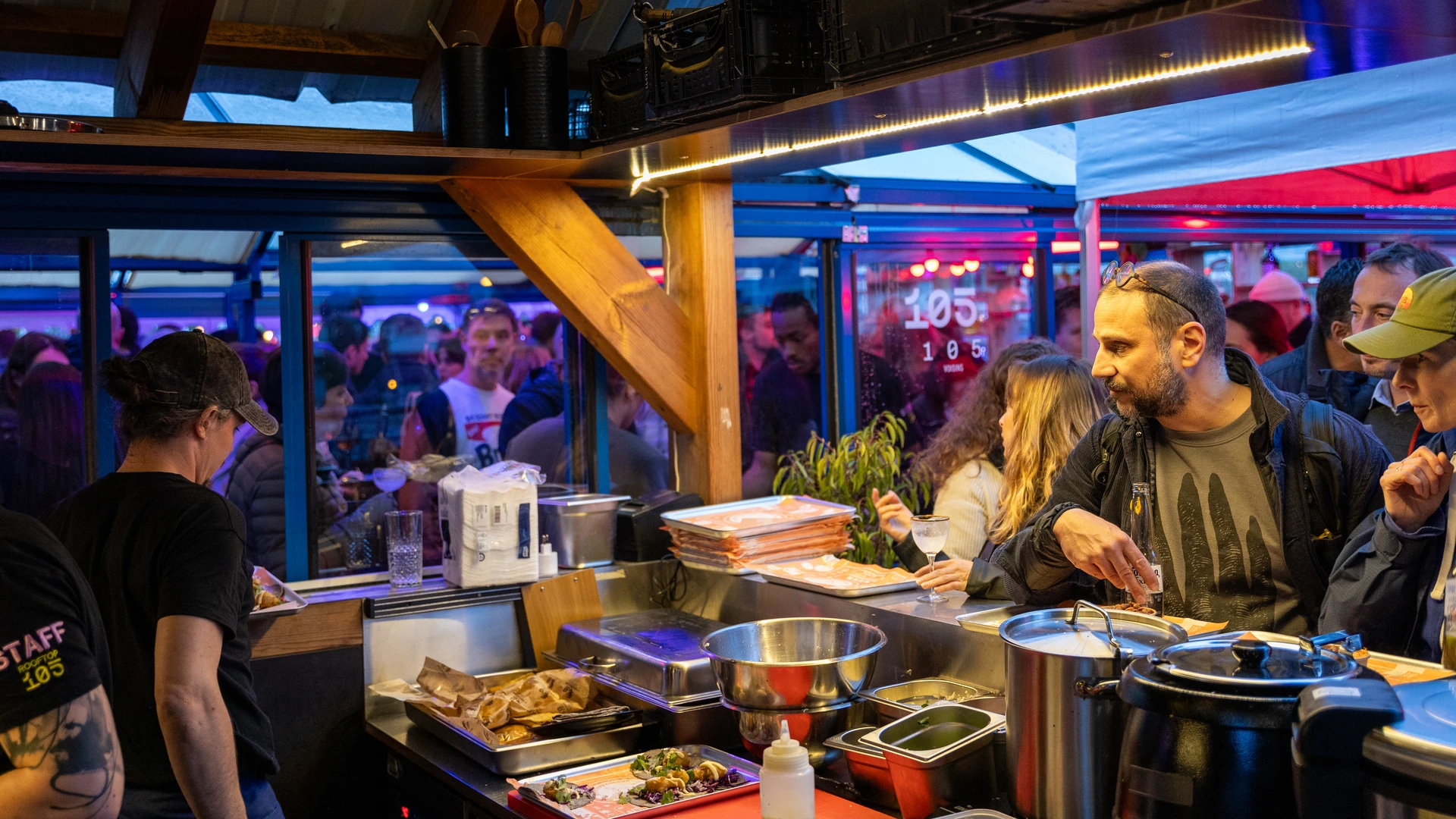 Cuisine du Rooftop 105 en plein service du soir