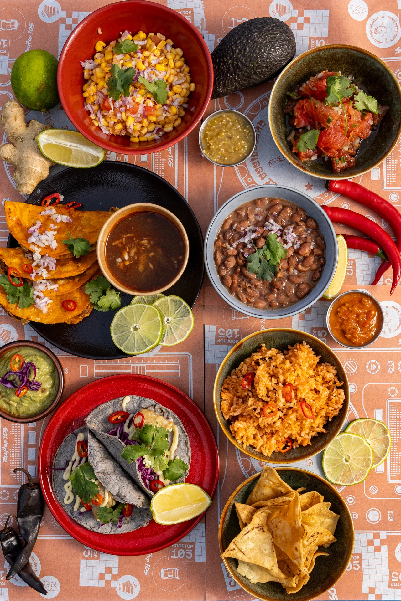 Vue de dessus d'un feast mexicain complet: quesabirria, tacos, riz, haricots, salsas