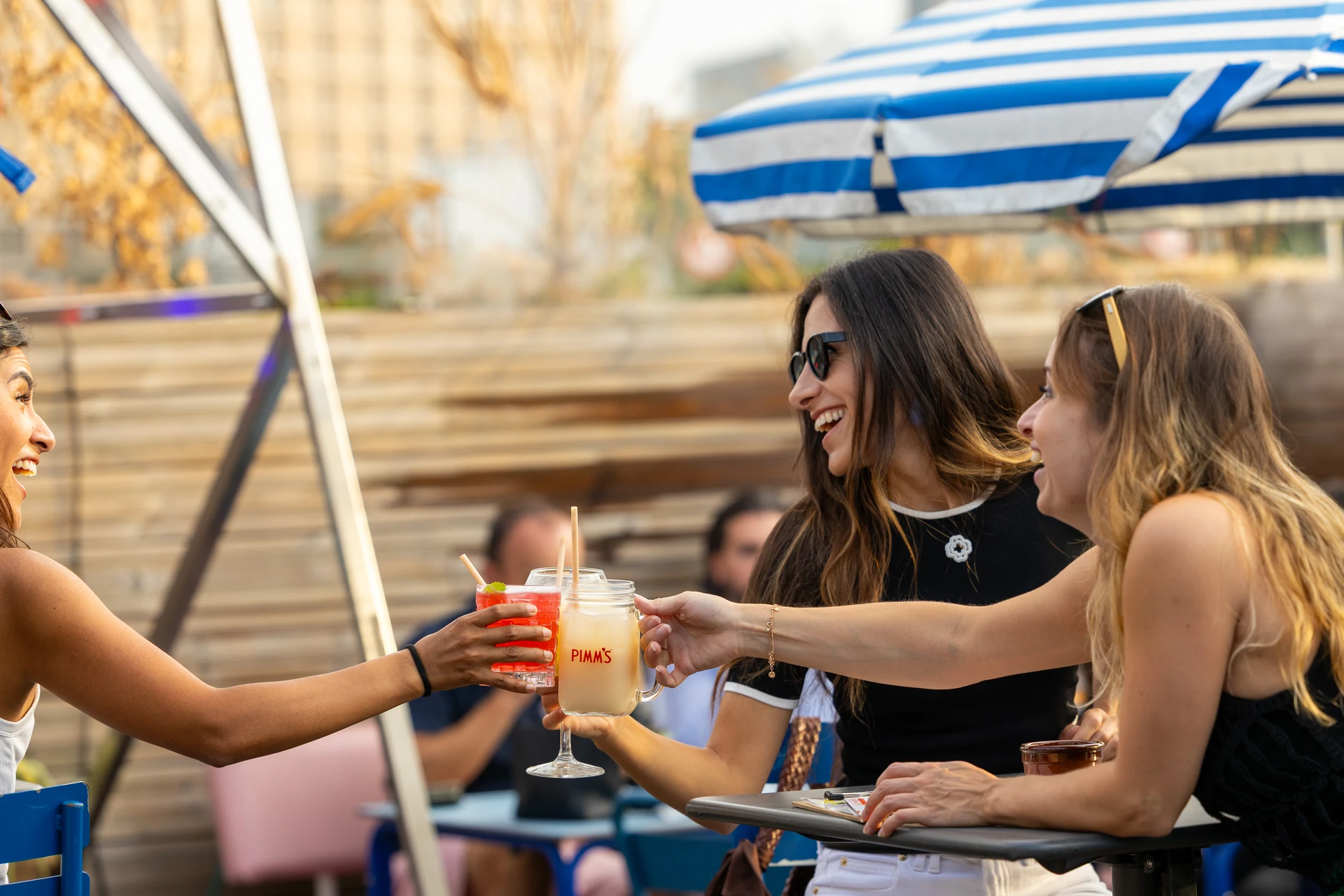 Groupe d'amies lors d'un anniversaire au Rooftop 105 Genève