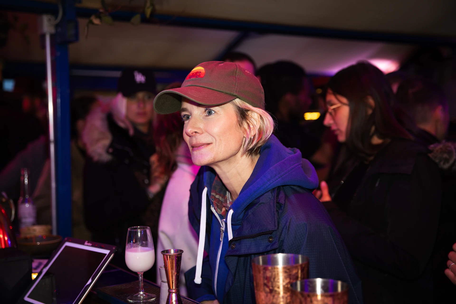 Cliente au bar du Rooftop 105 en pleine nuit