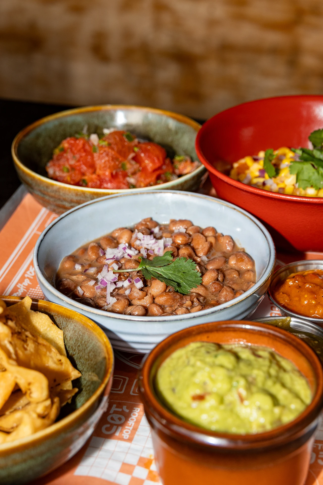 Bowls de salsas, haricots et guacamole en ambiance tamisée