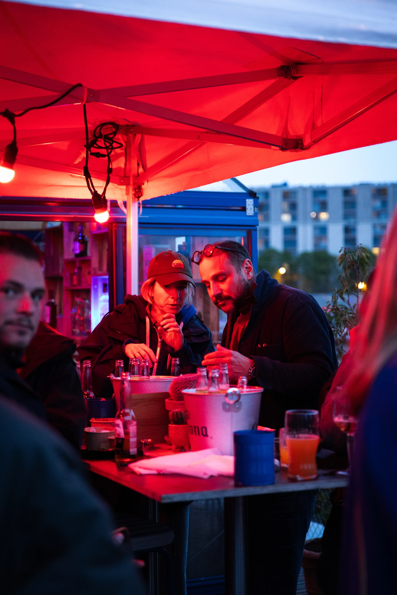 Table en terrasse sous la lumière rouge au crépuscule