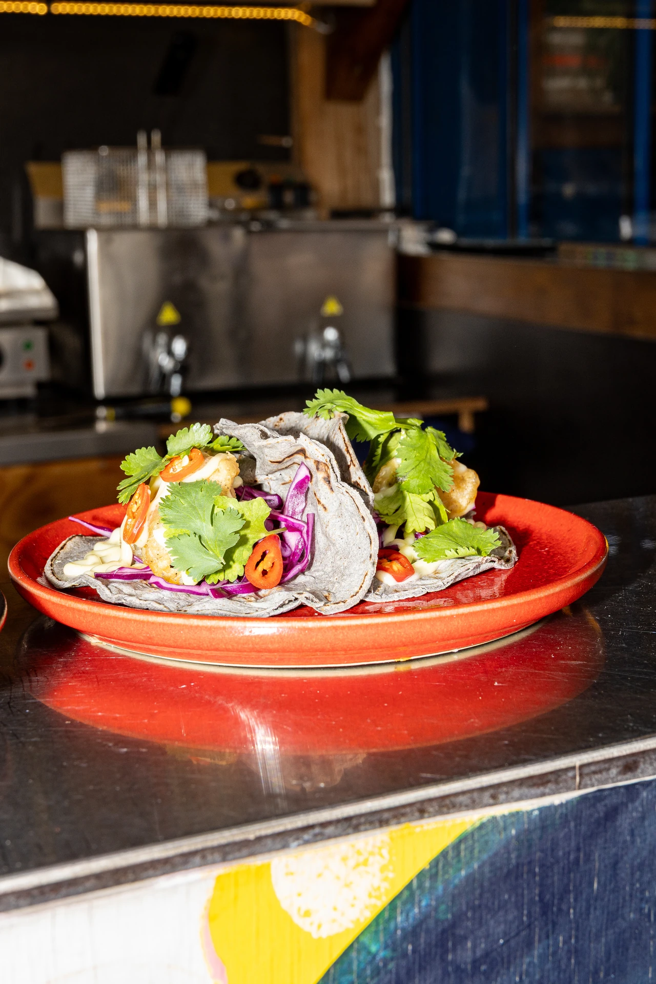 Assiette de tacos sur tortillas de maïs bleu au Rooftop 105 Genève