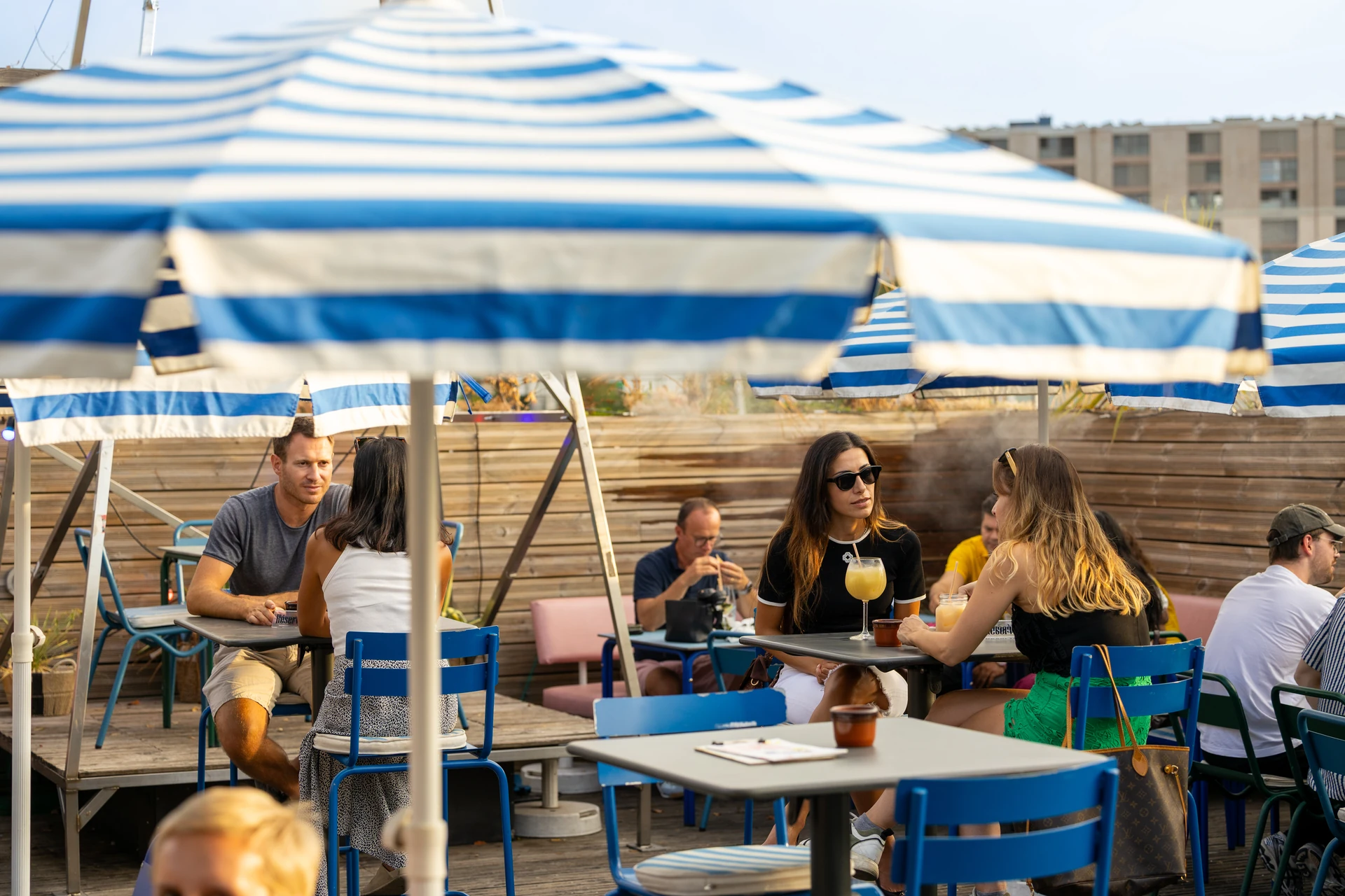 Terrasse ensoleillée du Rooftop 105 à Genève